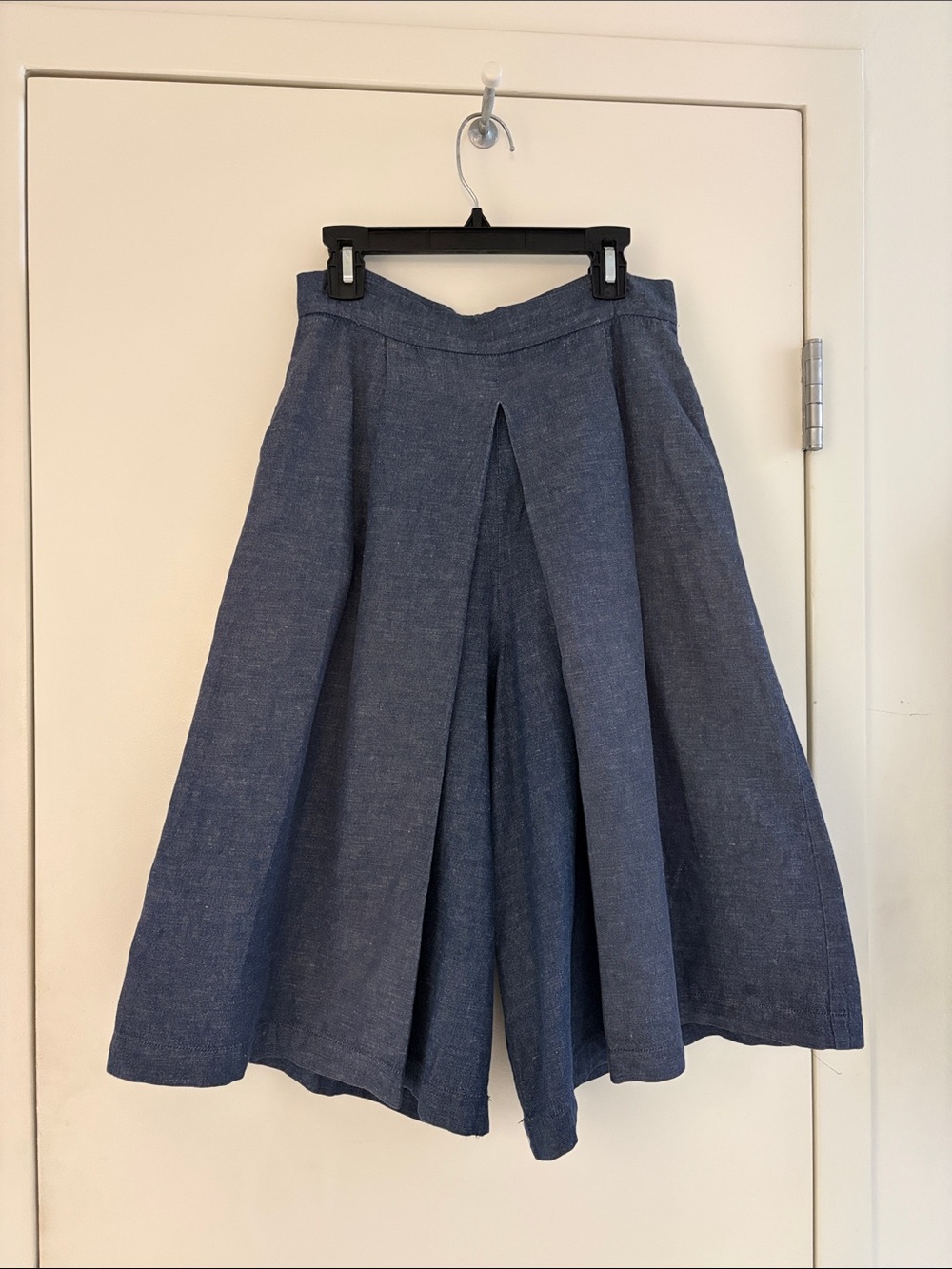 Women’s bermuda shorts, denim-style, in blue. Excellent condition.